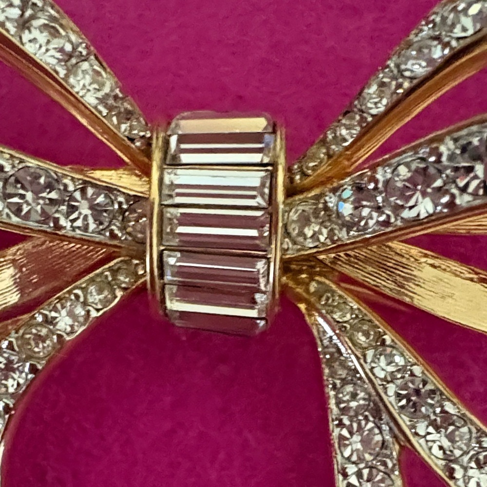 Vintage Swarovski Sparkling Gold and Silver Bow Brooch - Picture 7 of 7